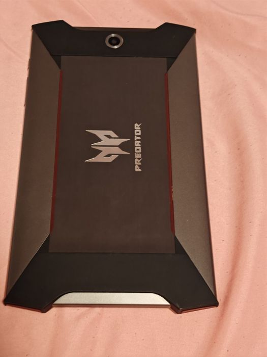 Продавам запазен таблет Acer Predator 8 (GT-810)