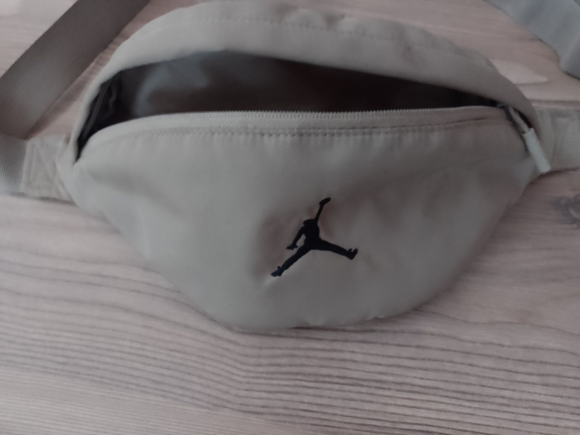 Оригинална чантичка на Nike & Jordan