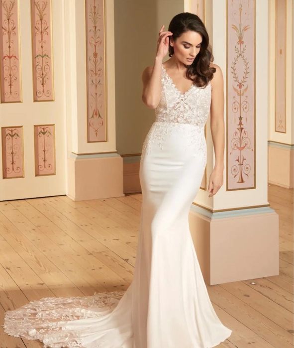 Rochie de mireasa eleganta cu dantelă fină si trenă