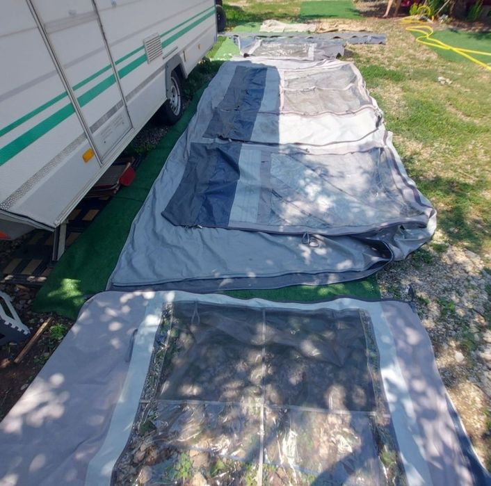 Cort rulotă cu jnur sus