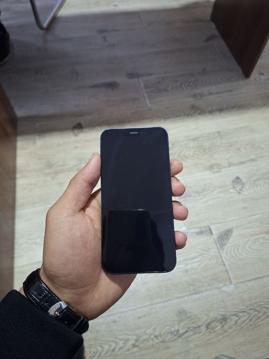 iPhone 12 mini srochna sotiladi. Face ID yangilanishdan keyin uchgan.