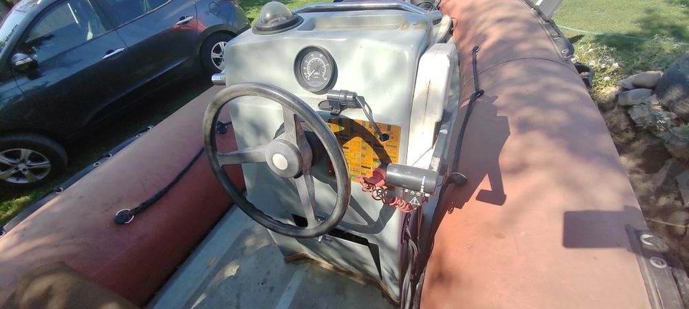 Barcă pneumatică cu chilă din fibră de sticlă + peridoc înmatriculat