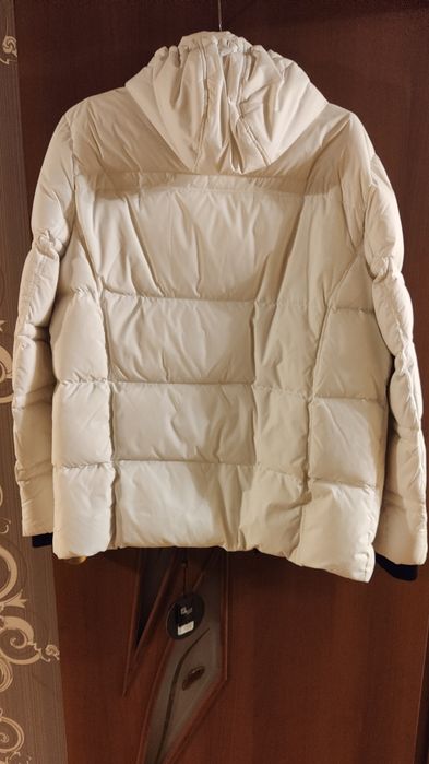 Мужской пуховик белого цвета