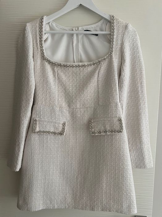 Бяла  къса рокля