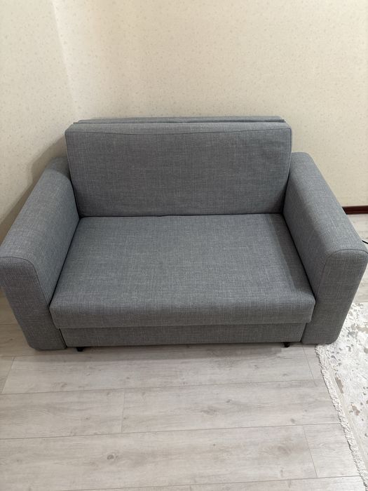 Компактный двухместный диван(раскладной)