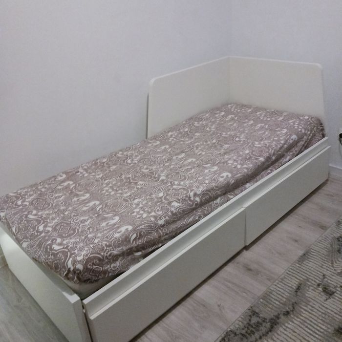 Vând pat extensibil Divan Ikea pret 2000 lei