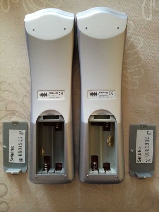 Vand un set de doua telecomenzi universale HERU, 10 in 1