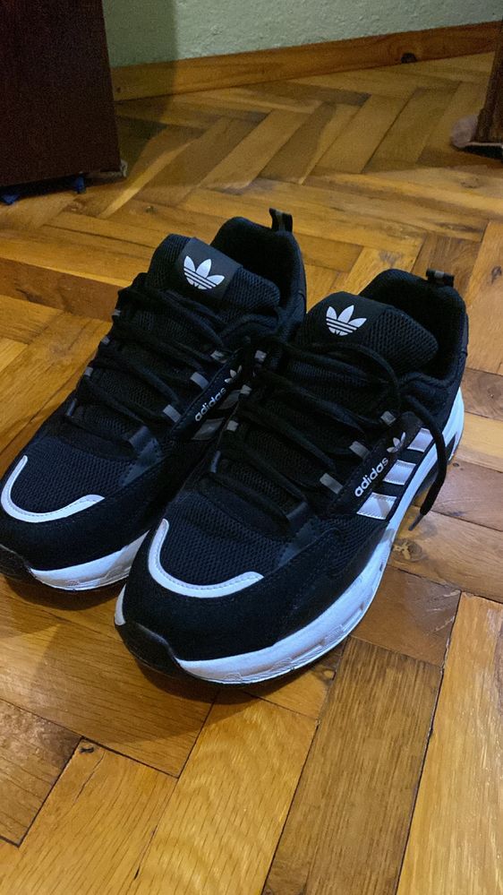 Продавам обувки ADIDAS