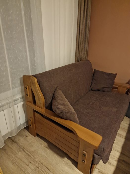 Canapea extensibilă 2 locuri din lemn masiv – confort și stil într-un