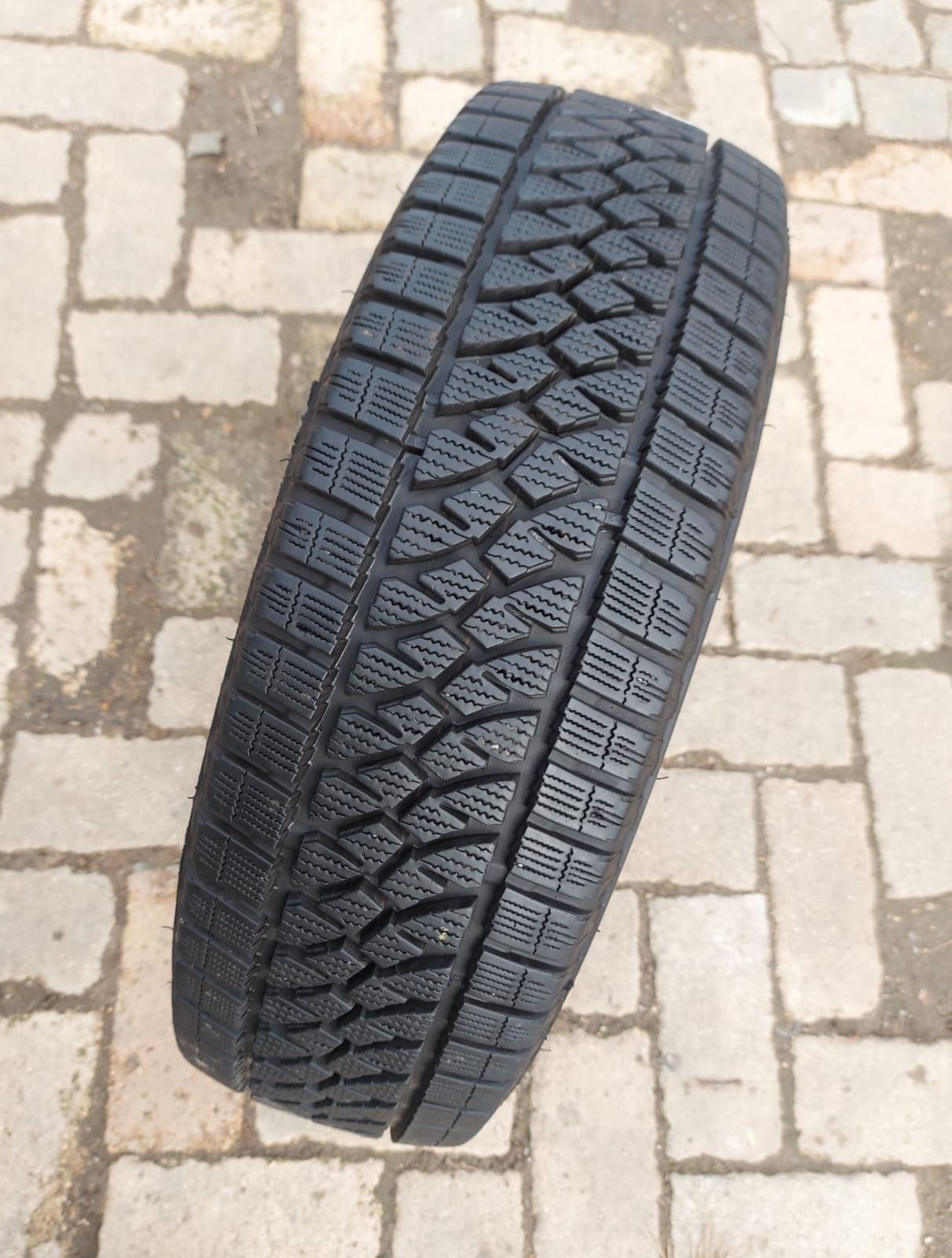 O bucată 205/65 R16C M+S iarnă - una Goodyear Vredestein Bridgestone