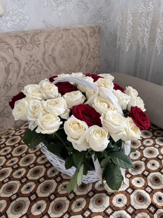 Элегантная корзина с белой и красный розы