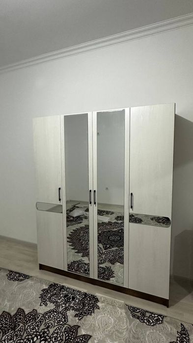 Продаю стильный и вместительный шкаф с зеркальными дверцами!