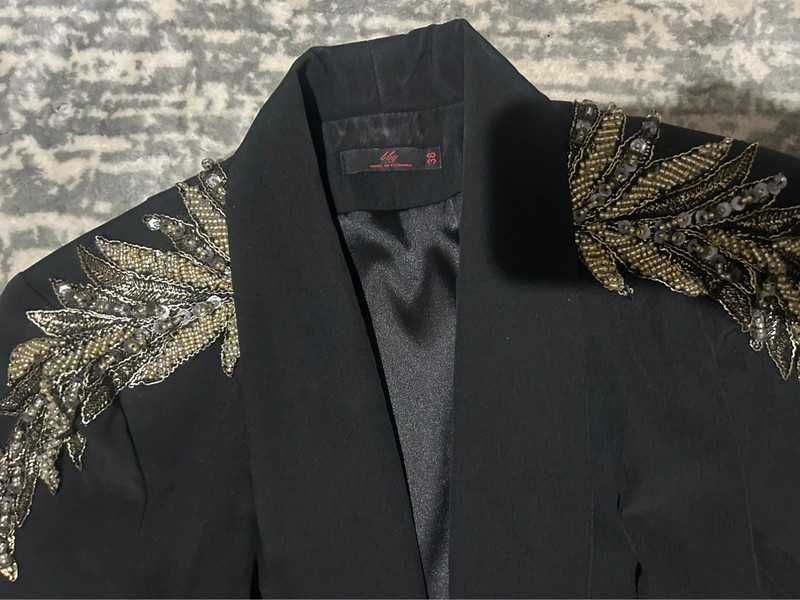 Costum BBY negru cu aplicatie pe umeri stil epoleti
