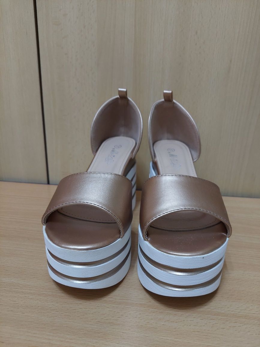 Sandale aurii cu platforma - 37
