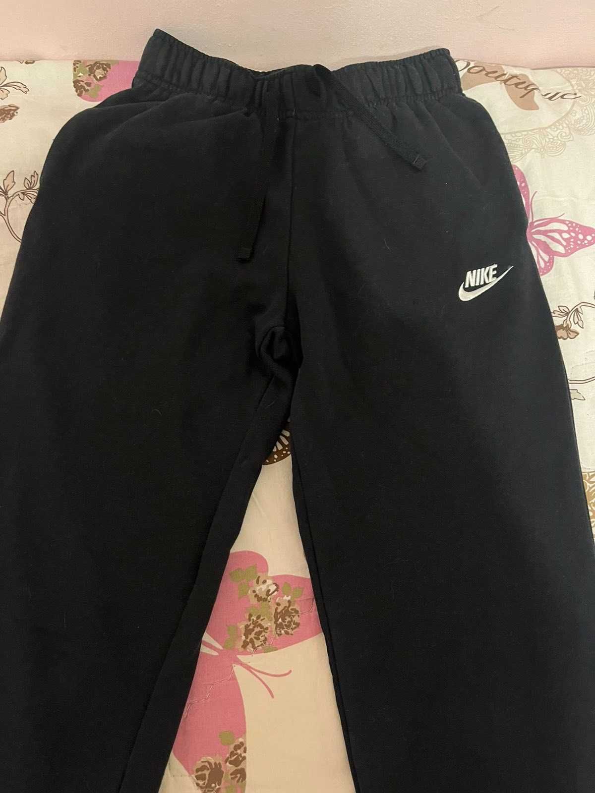 Nike sportswear черно