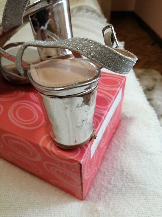 Продавам елегантни обувки и чехли