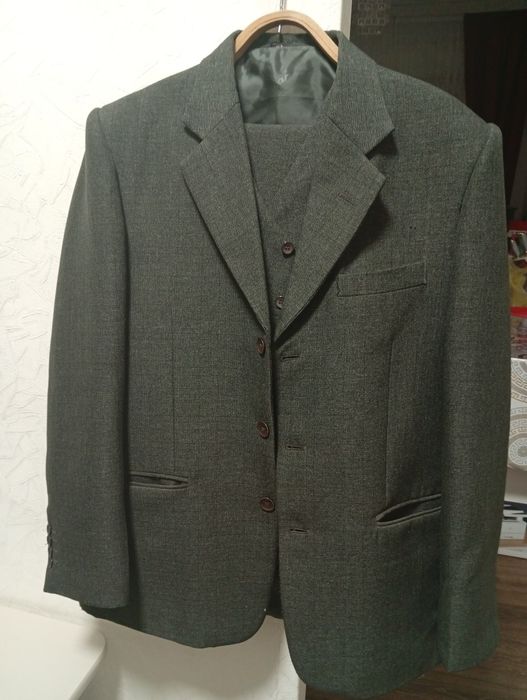 Продам костюм-тройку мужской