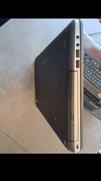 Vand leptop si casti gaming