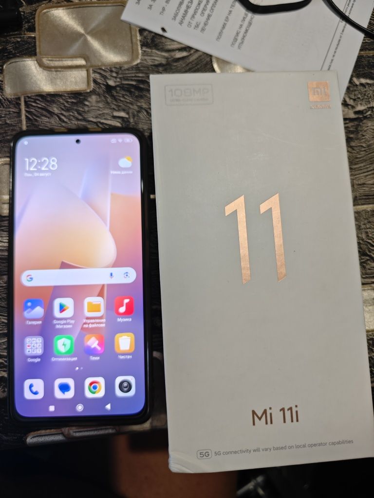 Продавам мобилен телефон Xiaomi mi 11i.