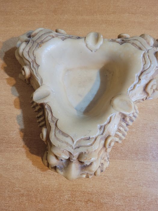 Vând scrumieră triunghiulara asiatica