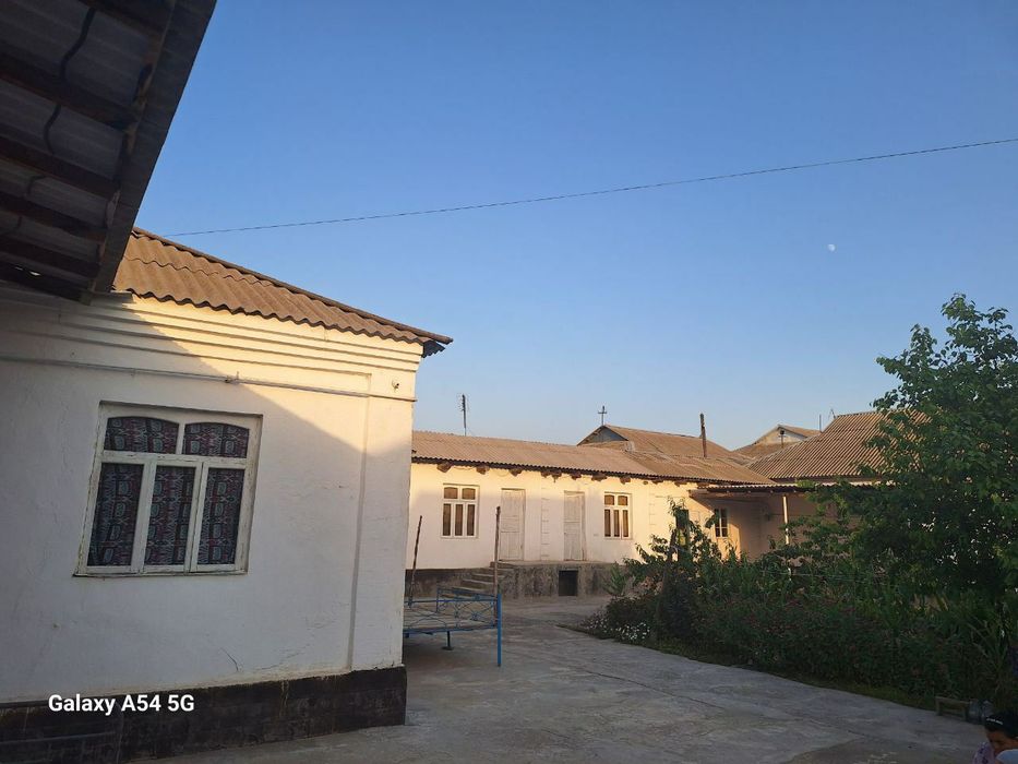 Hovli sotiladi srochna 60.000$ kelishiladi