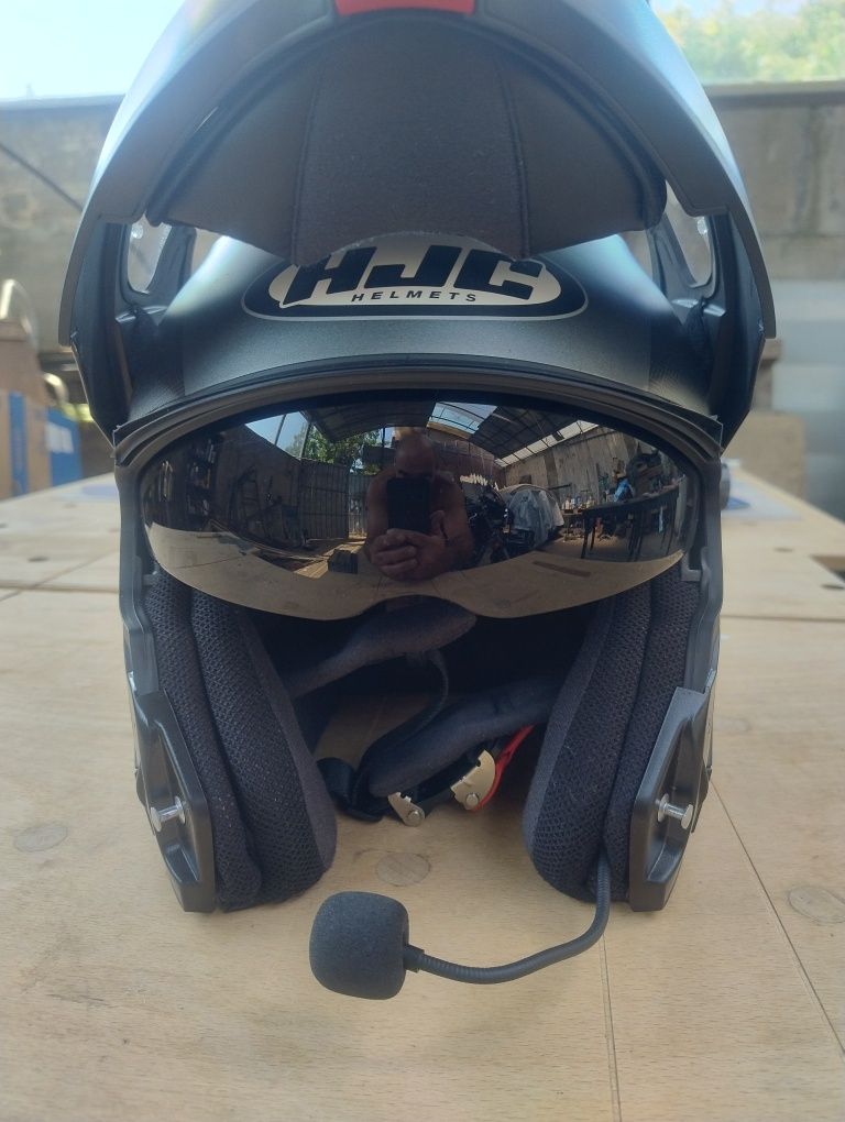 Продавам каска HJC С91