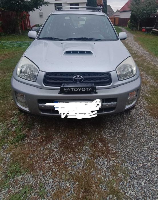 Masina Toyota Rav 4.