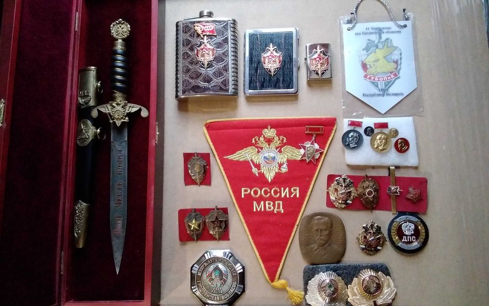 Руски кортик + нагръдни знаци МВД КГБ