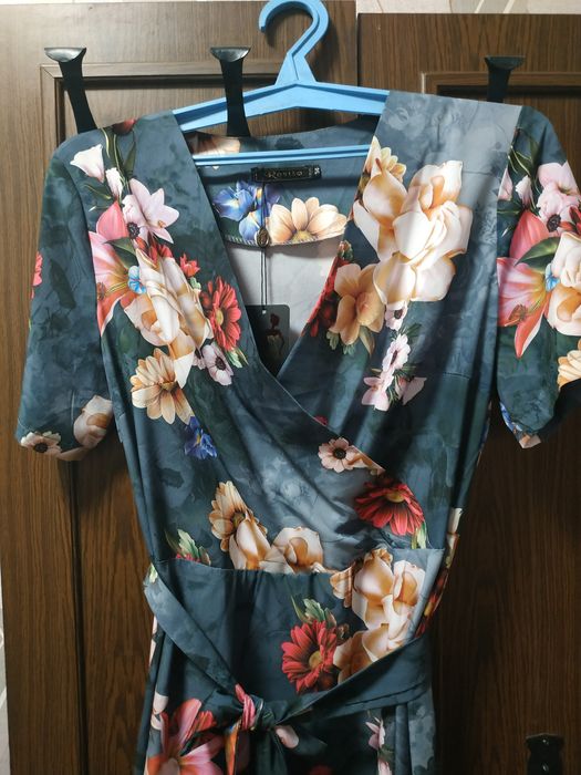 Праздничное платье.. Продам. Новое .Размер 48-50