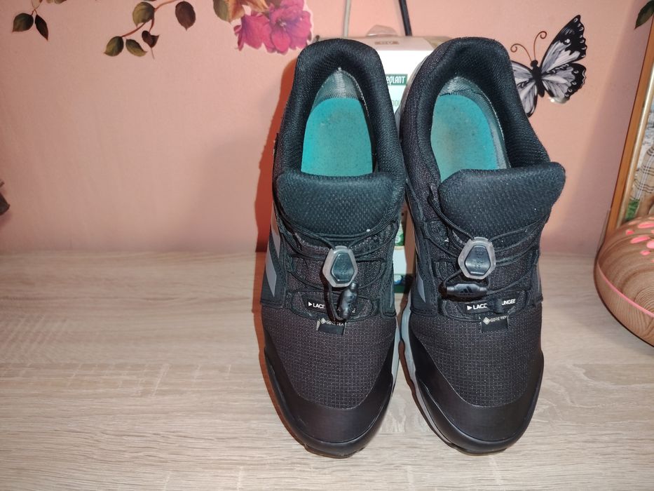 Adidas original impermeabil  in stare foarte buna arimea 37 originali.