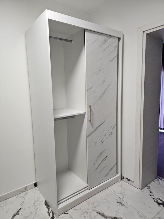 Бял гардероб със мраморен ефект