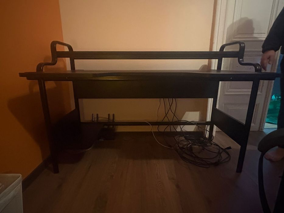Birou negru gaming impecabil