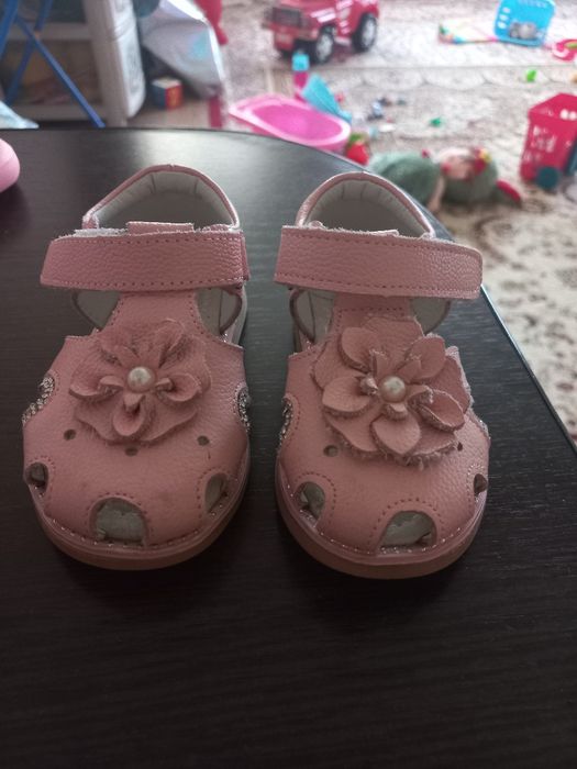 Продам разную обувь на  девочку