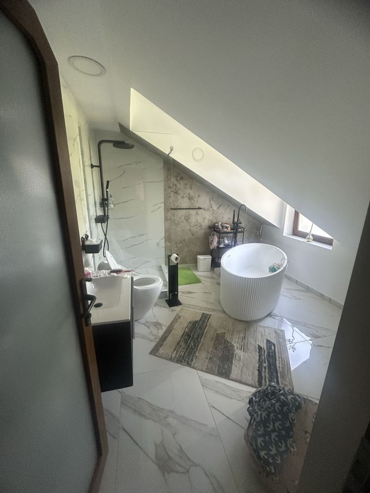 Casa inviduala , perfecta pentru locuit sau pt a deschide o afacere