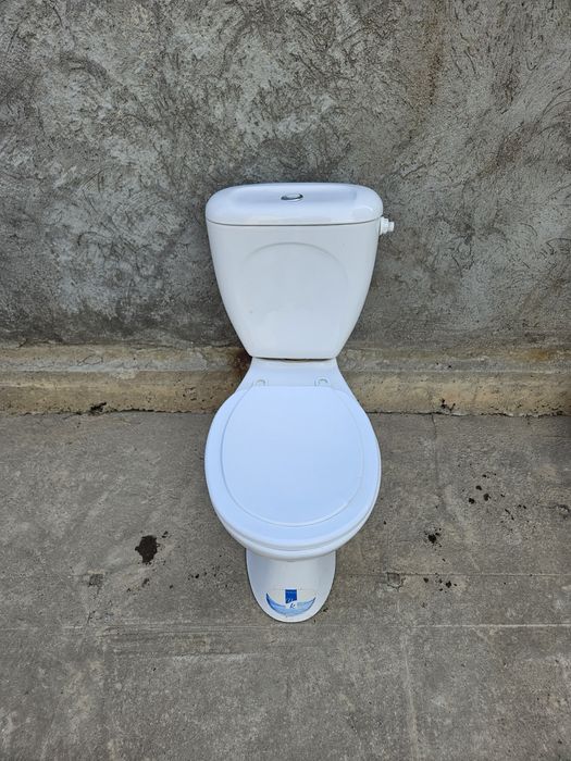 Унитаз с бочком в рабочем состоянии