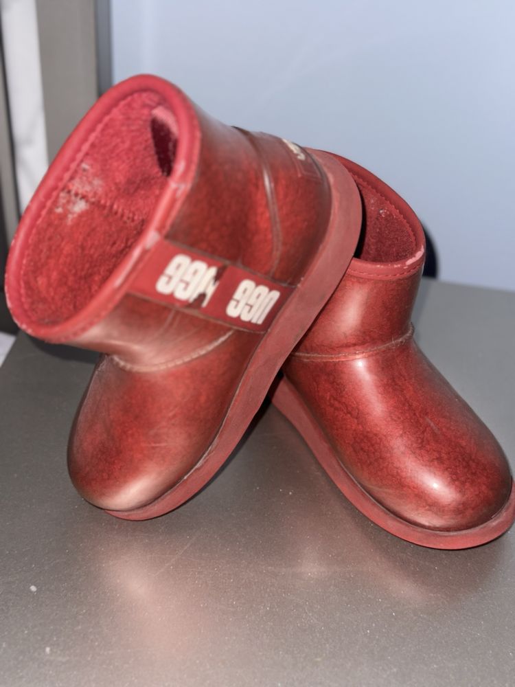 Cizme UGG fetite - nr 32 in stare buna- impermeabile- 110 lei