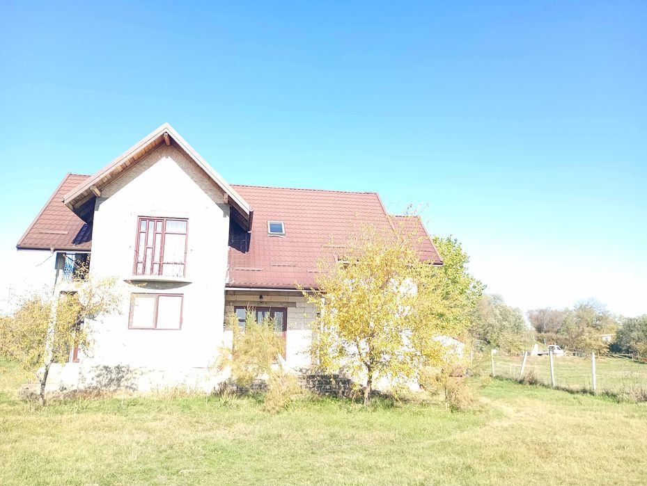 Casa de vanzare pe strada Henci oras Podul iloaiei