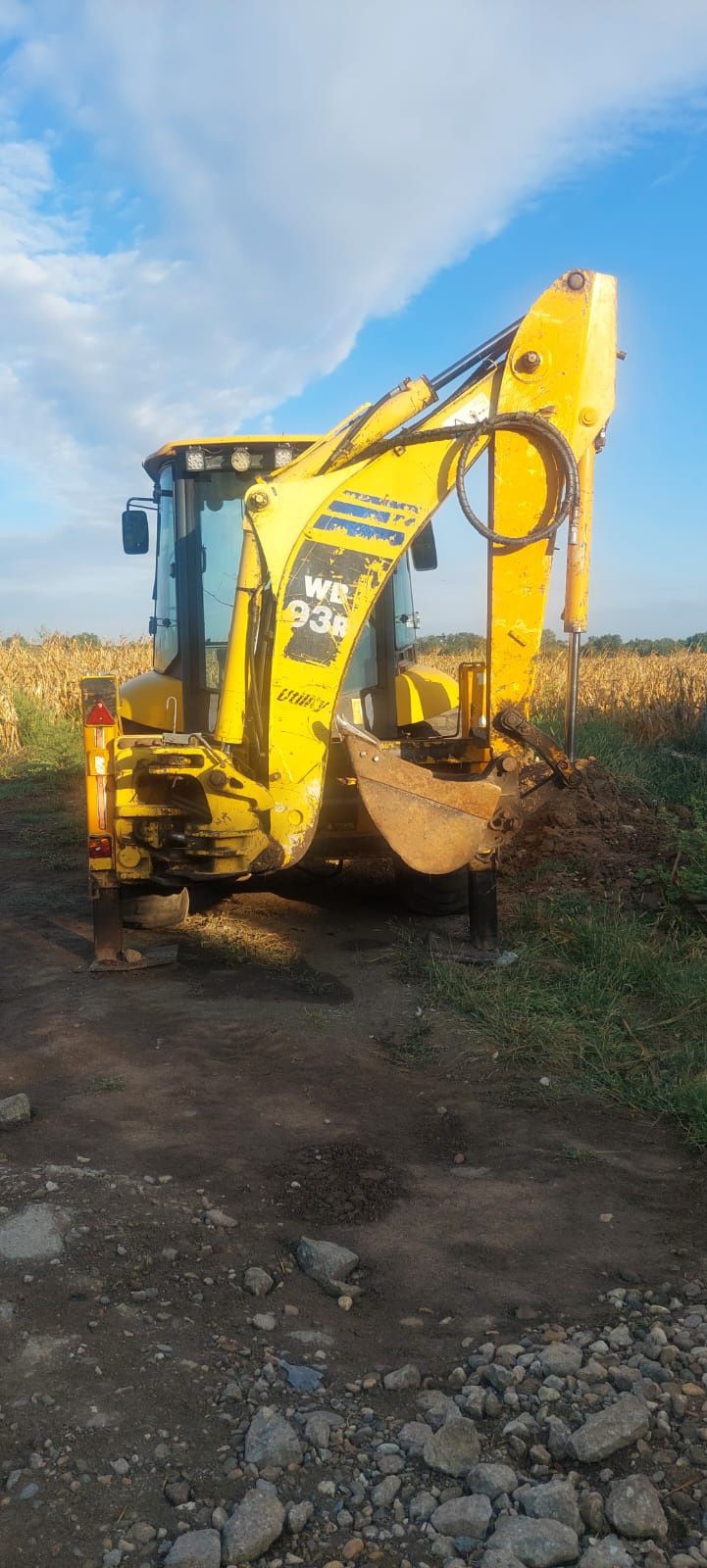 Vând buldoexcavator Komatsu R5