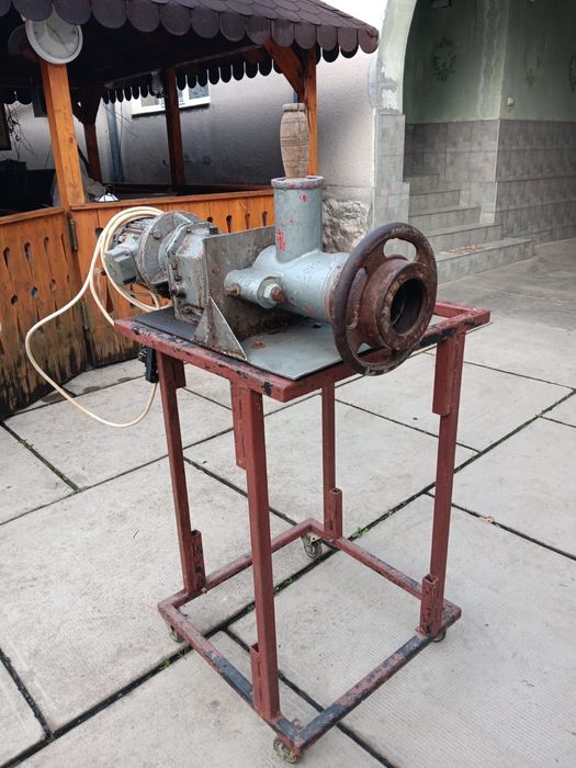 Vând mașina tocat carne