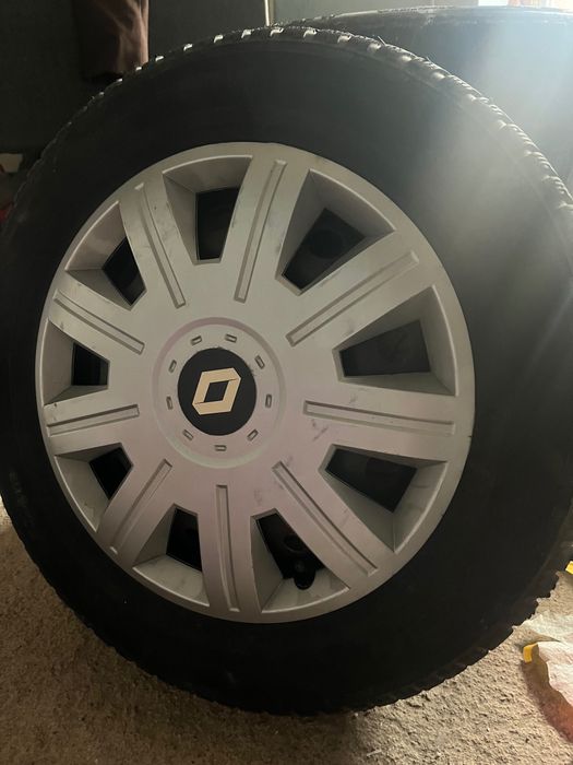 4 зимни гуми 195/65 15 + железни джанти комплект в добро състояние