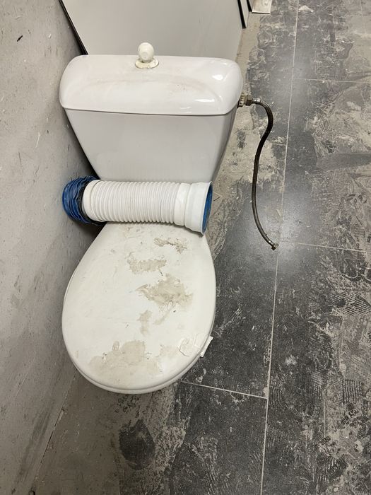 Унитаз с трубой, полностью все есть