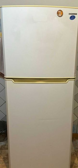 Продаю холодильник Samsung в хорошем рабочем состоянии.