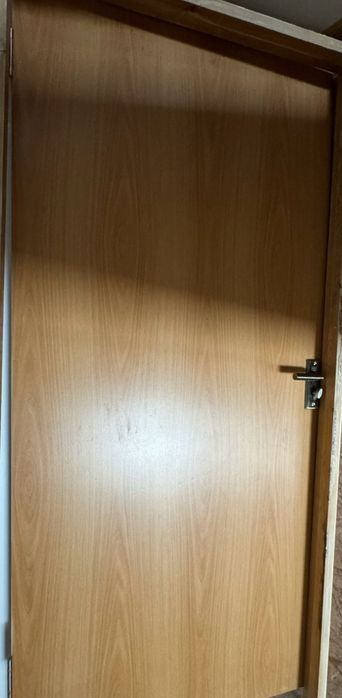 Входная дверь от застройщика с косяком