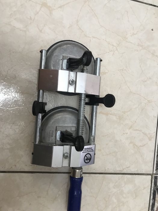 Ventuza pentru apropierea placilor ceramice