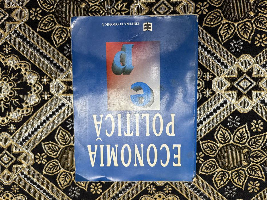 Vand carti adolescenti la jumatate de pret