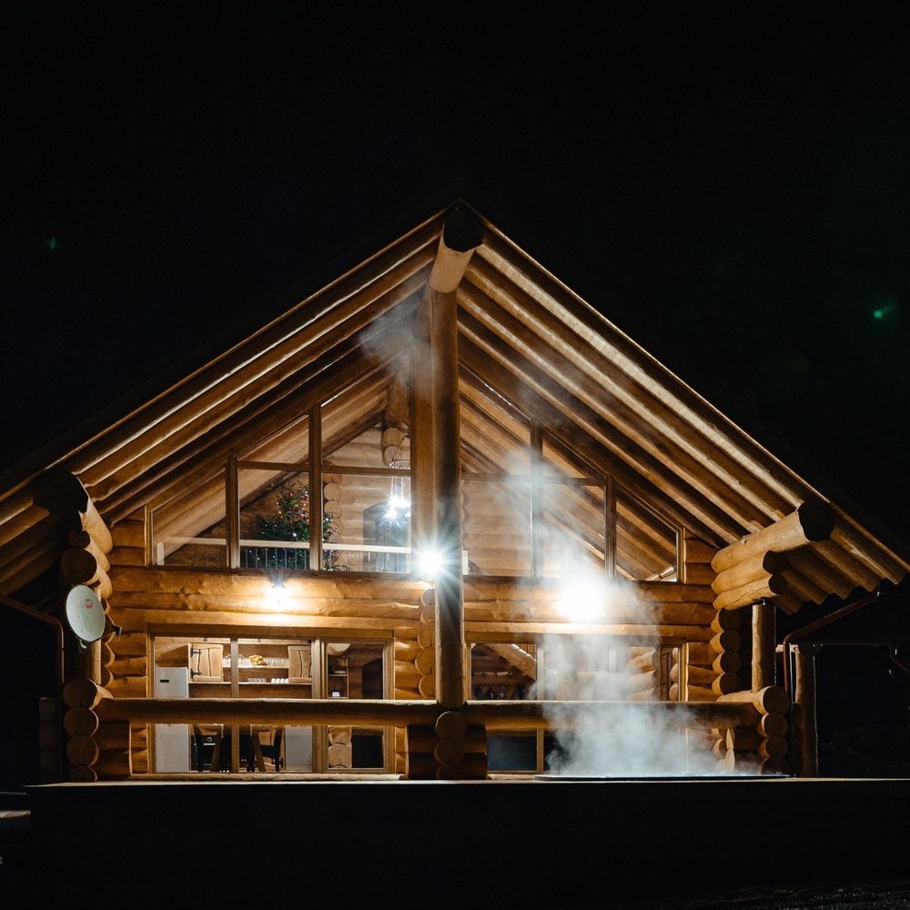 Casa cabana din lemn rotund și foișoare