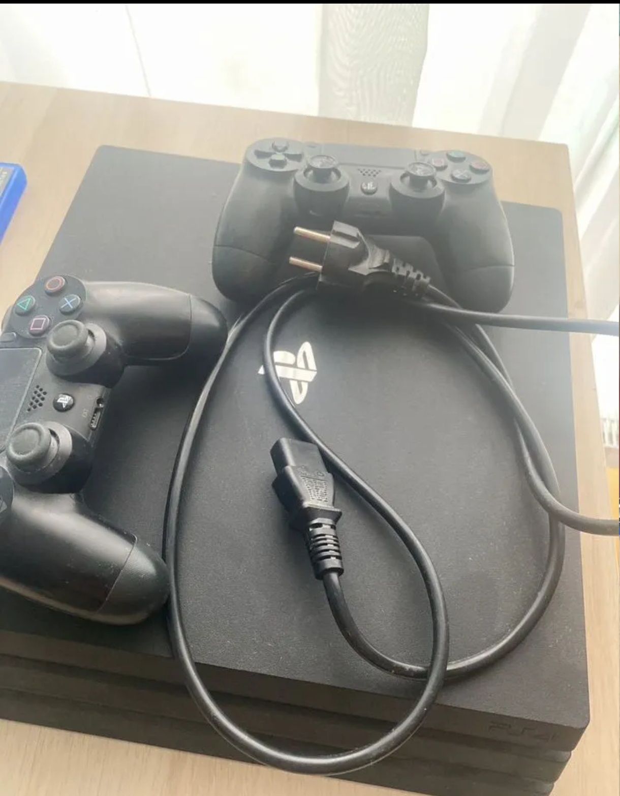 PS4 PRO 1tb zlom булган ичида 12 уйини бор