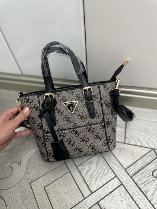 Нови малки дамски чанти Guess