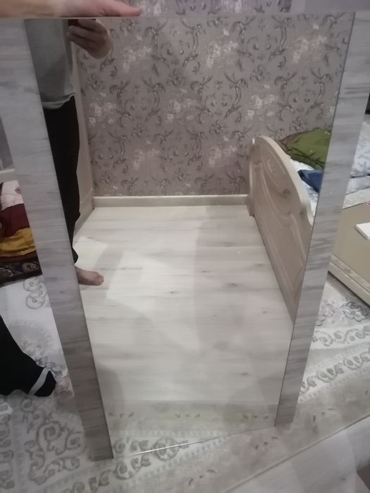 Настенное зеркало