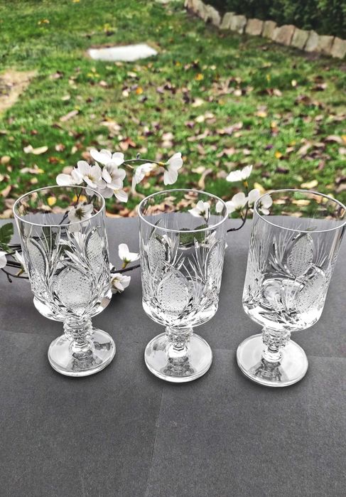 Три великолепни и много масивни кристални чаши за вино ръчна гравюра